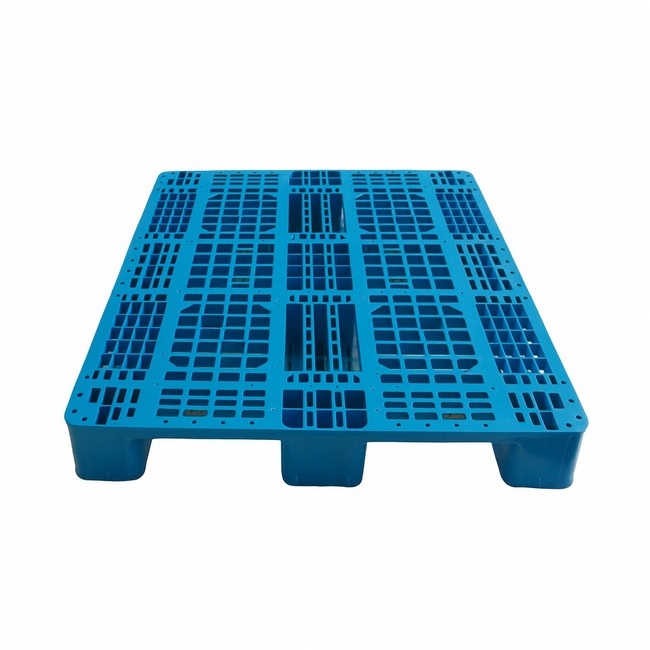 Supplywise heavy duty plastic pallet similar to the Game blue heavy-duty plastic pallet with steel-reinforced skids, 120x100x15 cm.